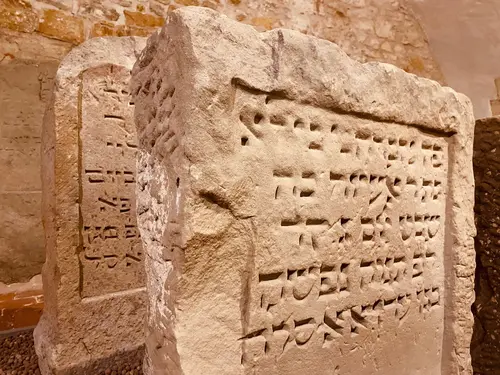 Jüdischer Grabstein im RothenburgMuseum Judaika